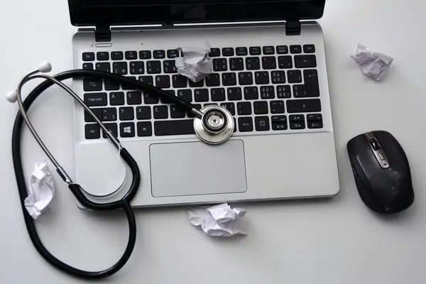 ¿Cómo conseguir un espacio de trabajo Minimalista? - Mariana Nunes