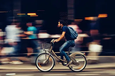 ¿Cuáles son las ventajas de ir en bicicleta al trabajo?