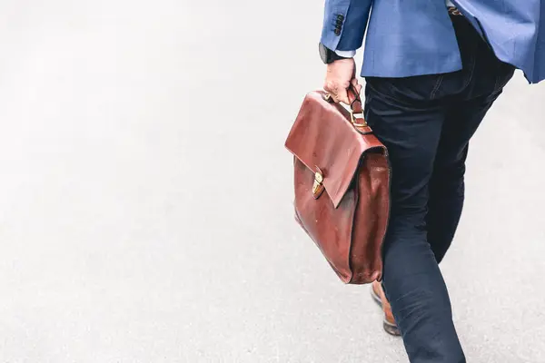 Buscar trabajo a los 50 - Oscar R. Flores Zerega
