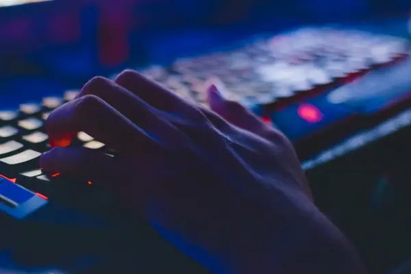 Expertos Cyber, el perfil de los jóvenes profesionales del futuro. - Joan Velásquez 