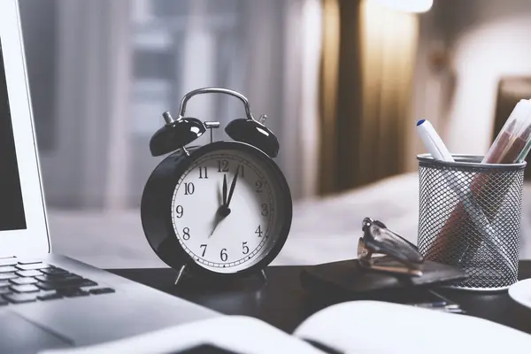 Por qué trabajar muchas horas seguidas disminuye la productividad - Mibucle